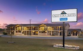 Eagle'S Den Suites Cotulla A Travelodge By Wyndham