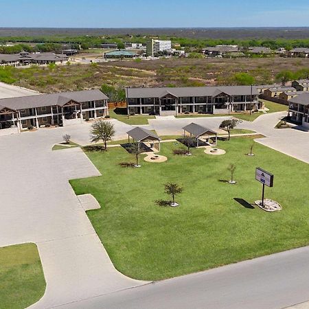 Eagle'S Den Suites Cotulla A Travelodge By Wyndham Exterior photo