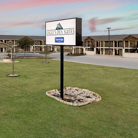 Eagle'S Den Suites Cotulla A Travelodge By Wyndham Exterior photo