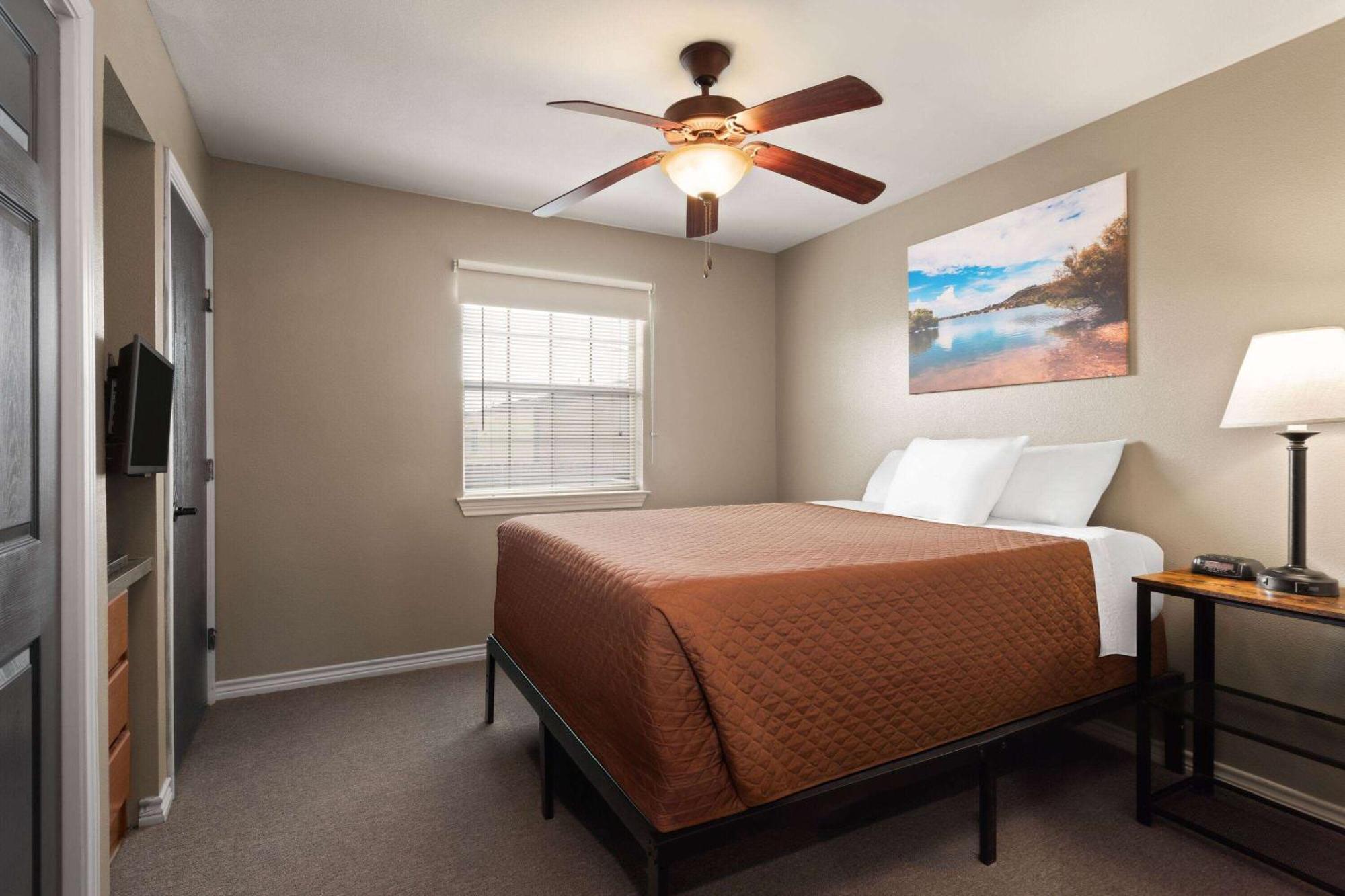 Eagle'S Den Suites Cotulla A Travelodge By Wyndham Exterior photo