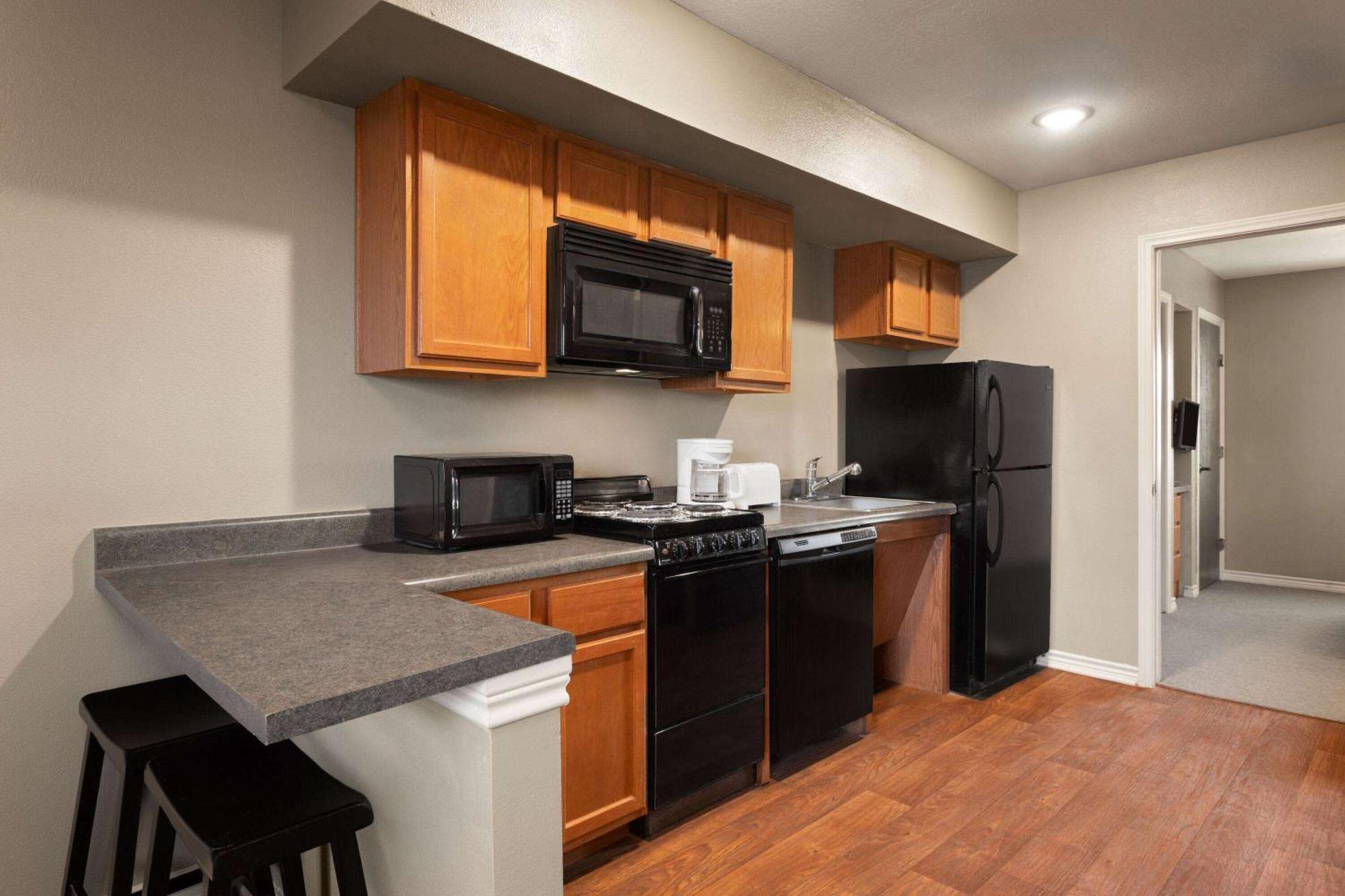 Eagle'S Den Suites Cotulla A Travelodge By Wyndham Exterior photo