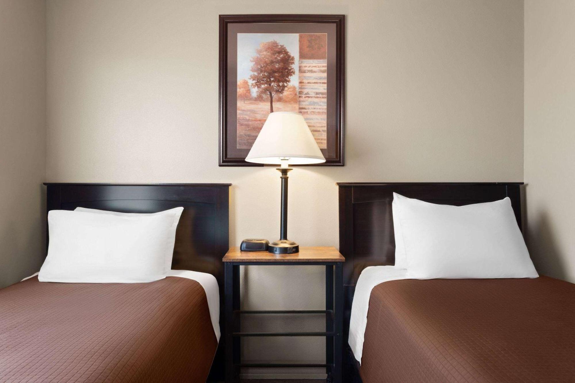 Eagle'S Den Suites Cotulla A Travelodge By Wyndham Exterior photo