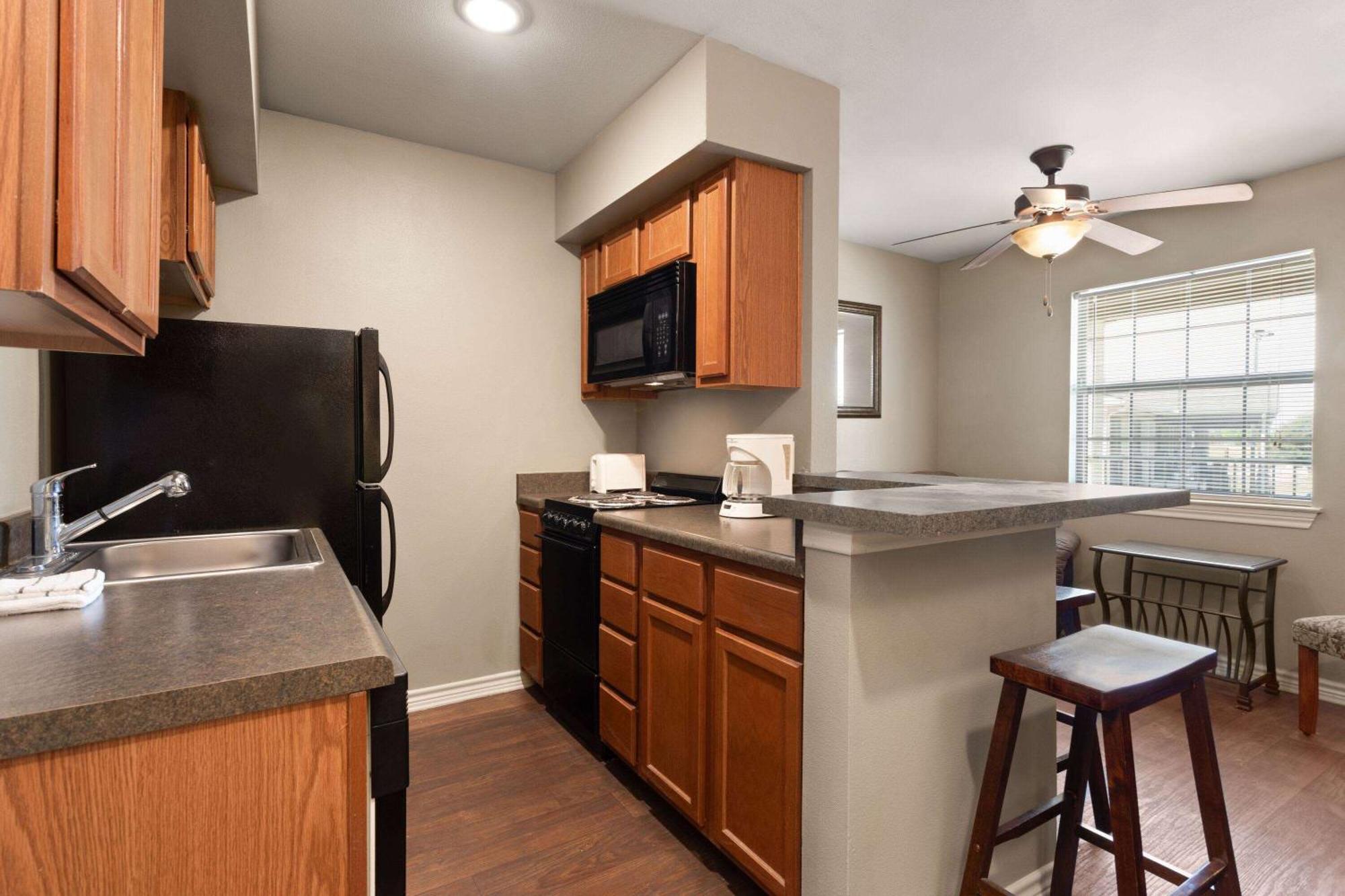 Eagle'S Den Suites Cotulla A Travelodge By Wyndham Exterior photo