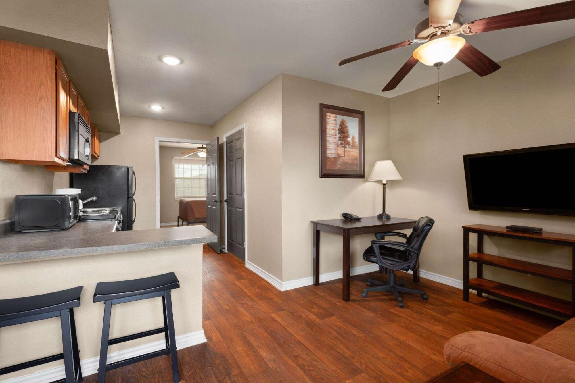 Eagle'S Den Suites Cotulla A Travelodge By Wyndham Exterior photo