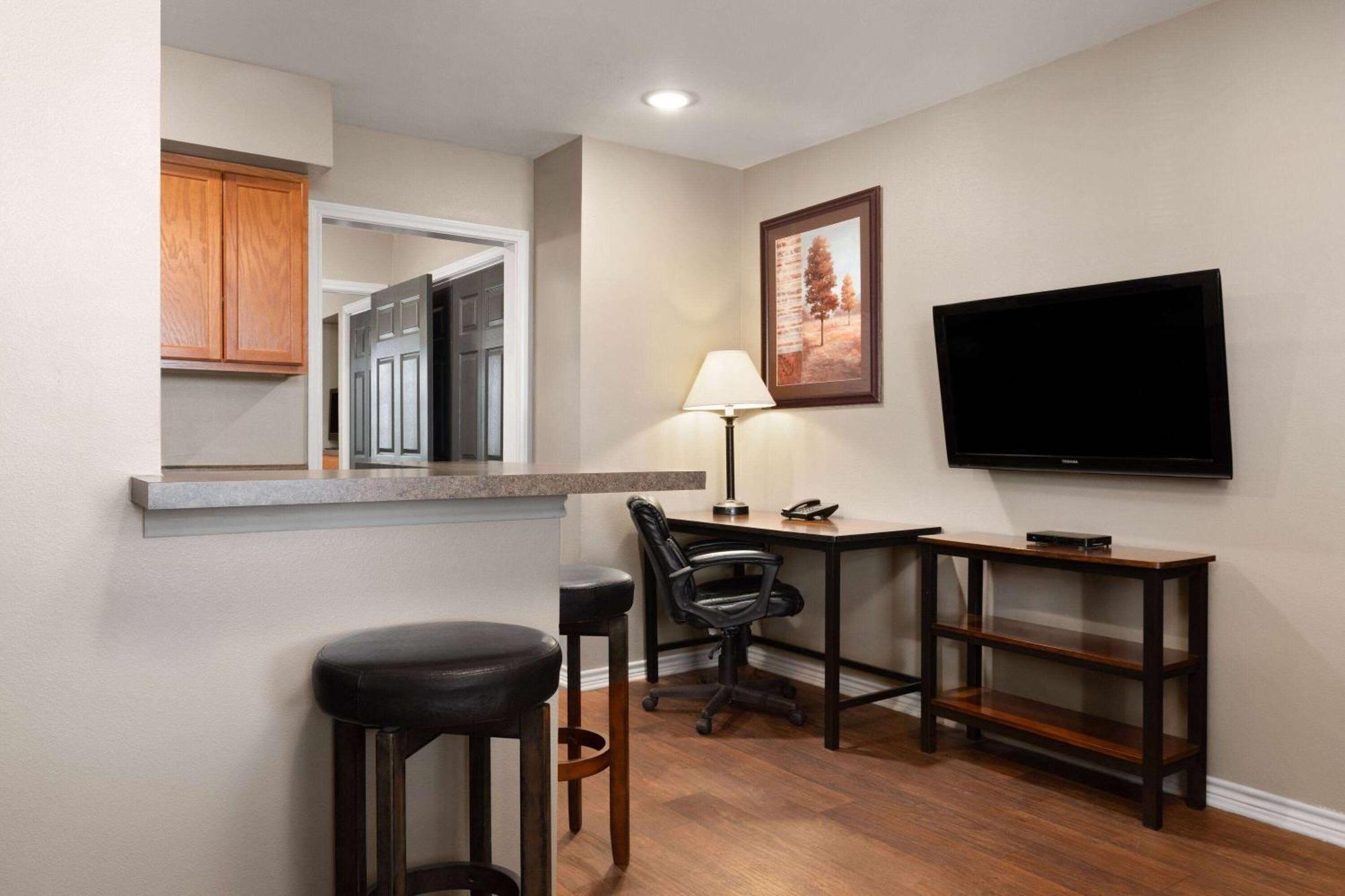 Eagle'S Den Suites Cotulla A Travelodge By Wyndham Exterior photo