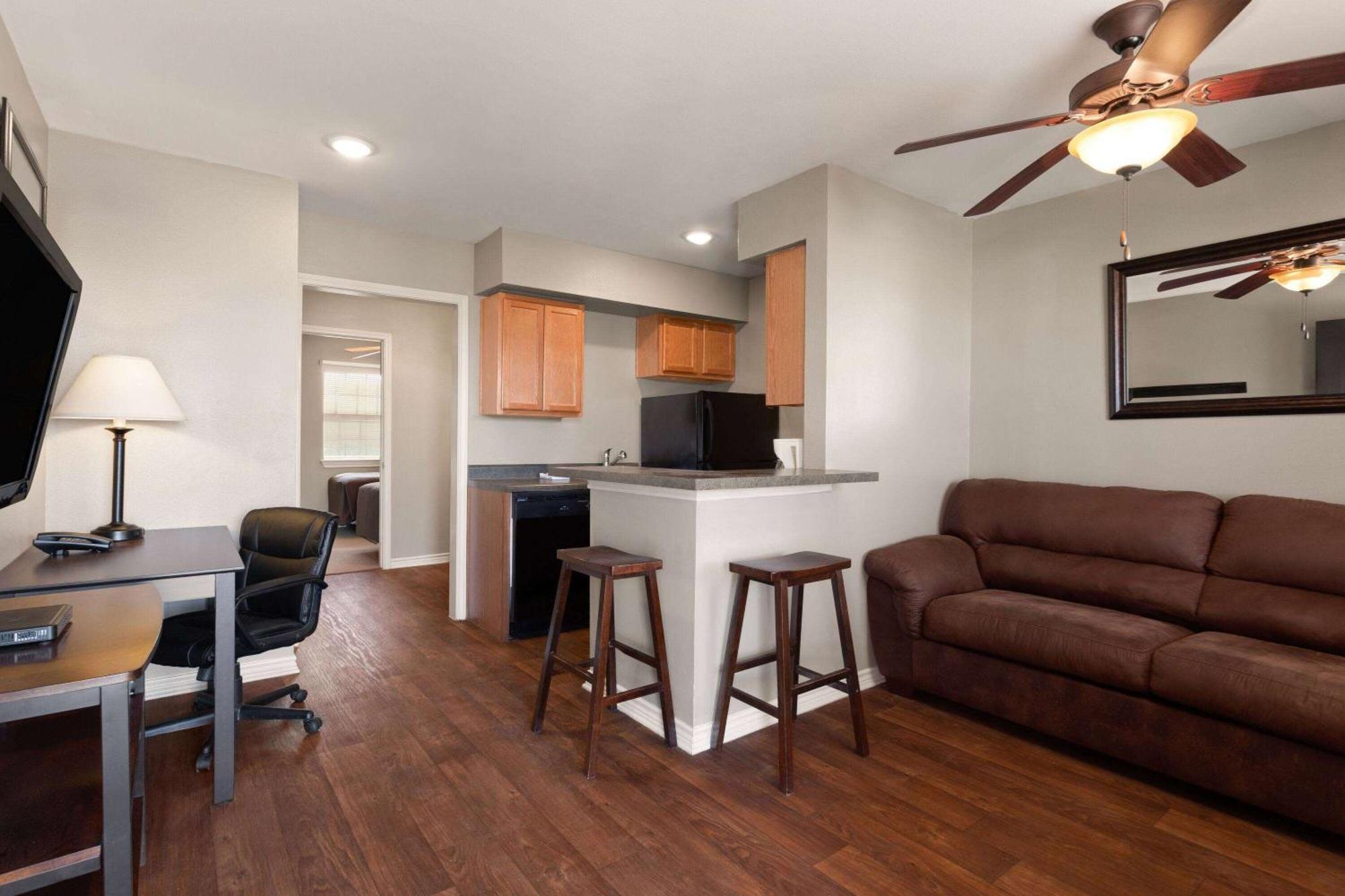 Eagle'S Den Suites Cotulla A Travelodge By Wyndham Exterior photo