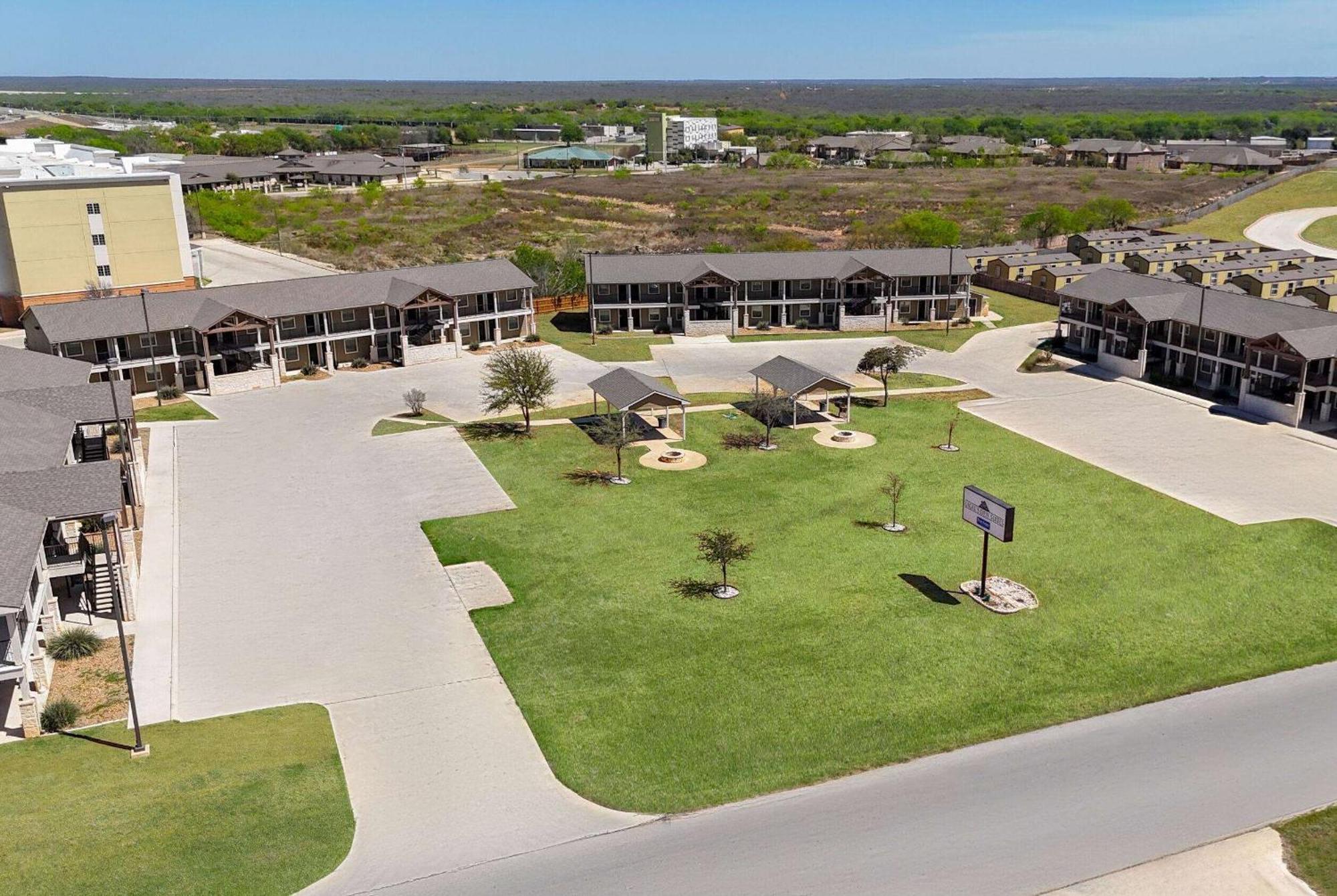 Eagle'S Den Suites Cotulla A Travelodge By Wyndham Exterior photo