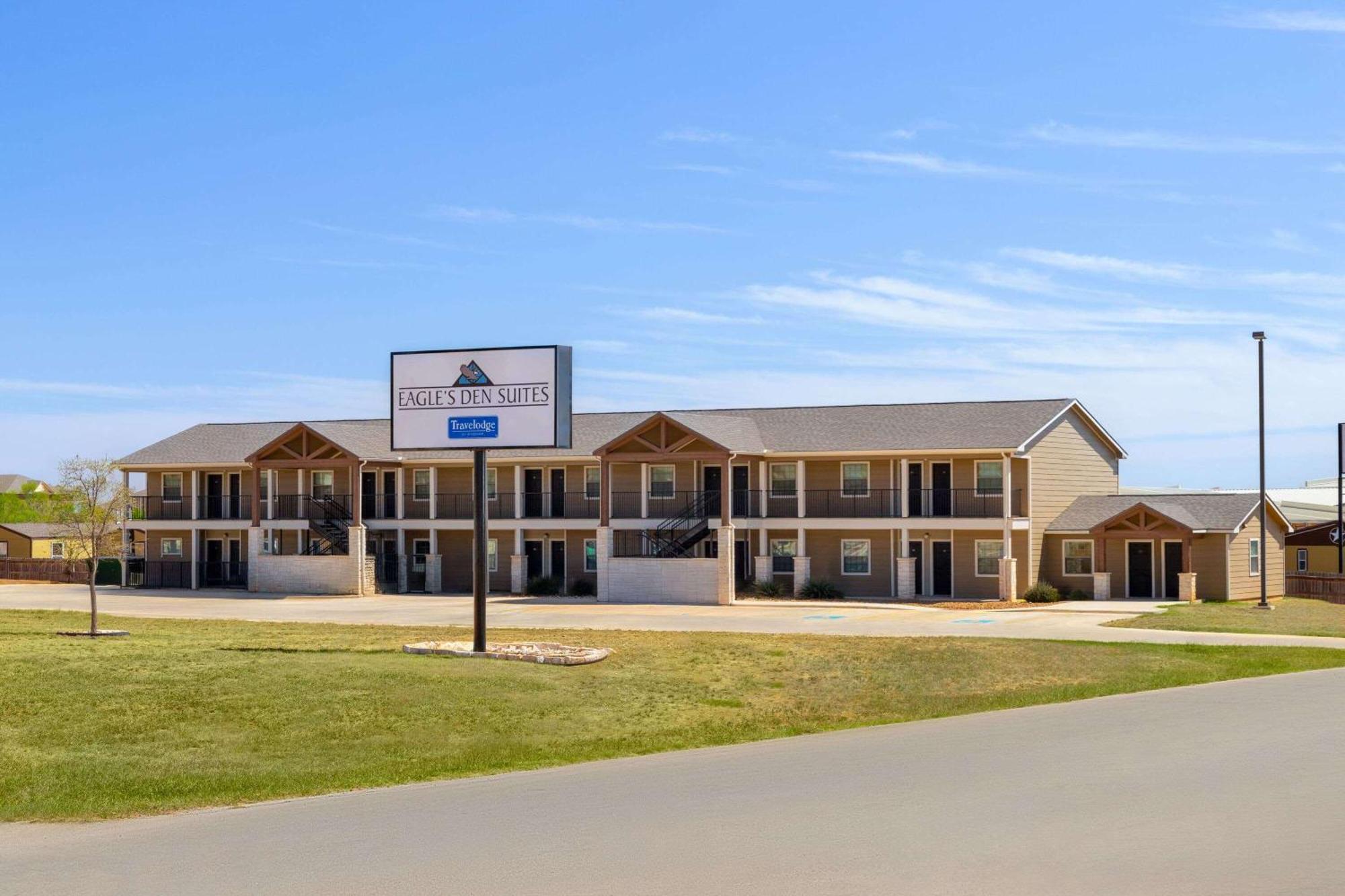 Eagle'S Den Suites Cotulla A Travelodge By Wyndham Exterior photo