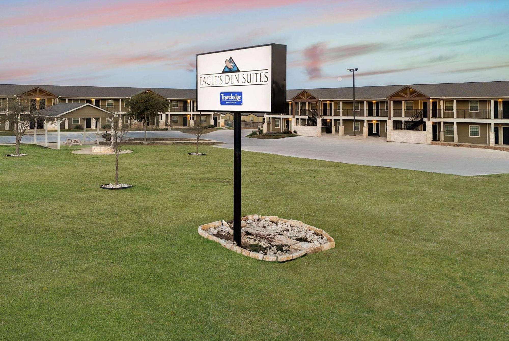 Eagle'S Den Suites Cotulla A Travelodge By Wyndham Exterior photo