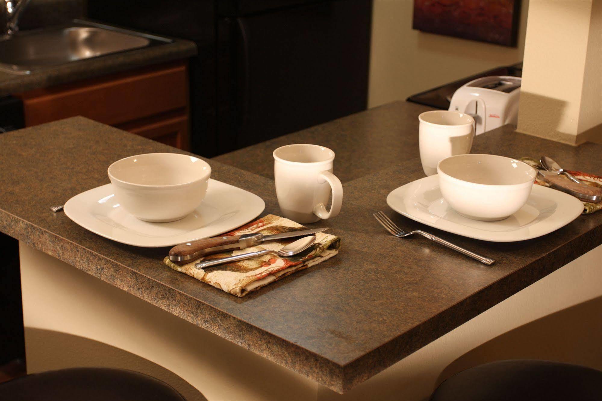 Eagle'S Den Suites Cotulla A Travelodge By Wyndham Exterior photo