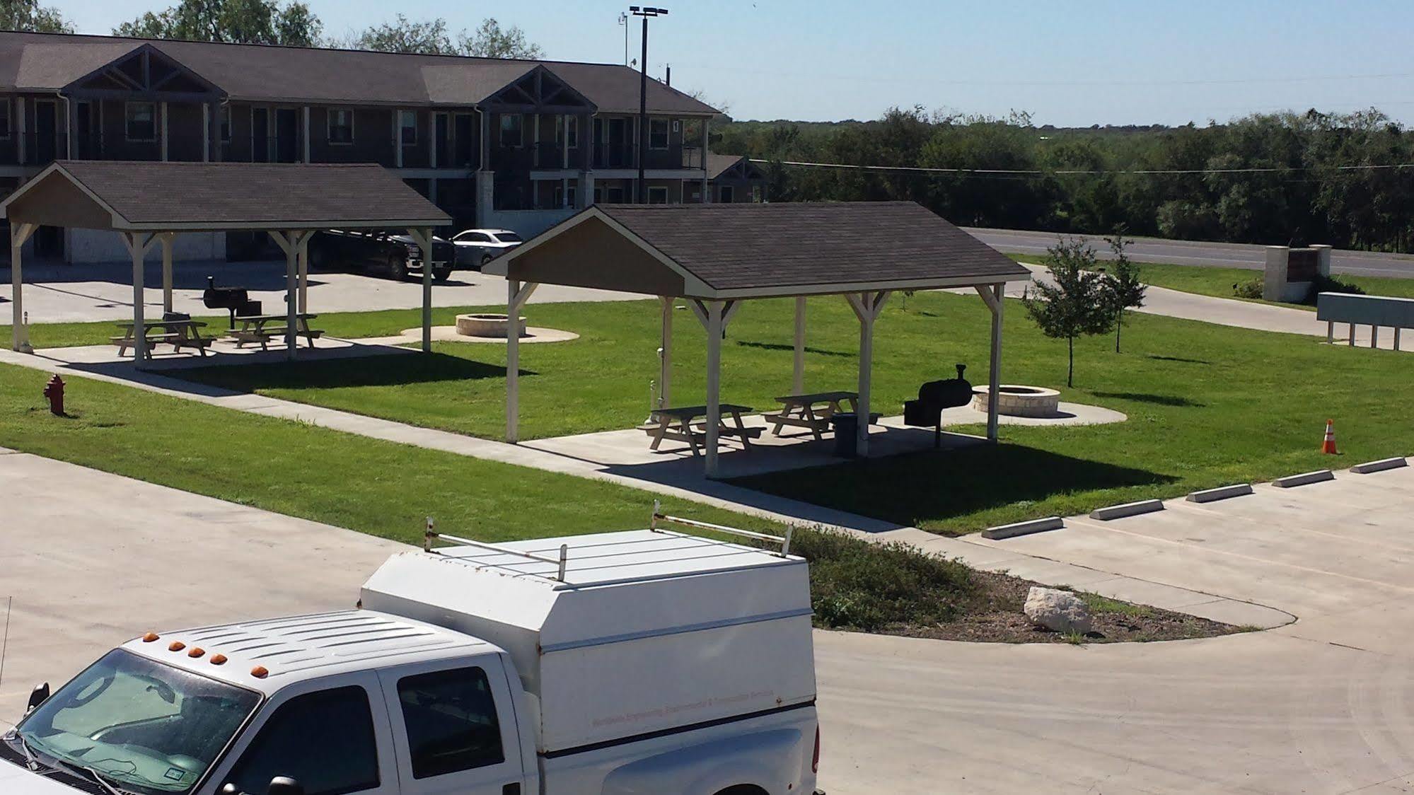 Eagle'S Den Suites Cotulla A Travelodge By Wyndham Exterior photo