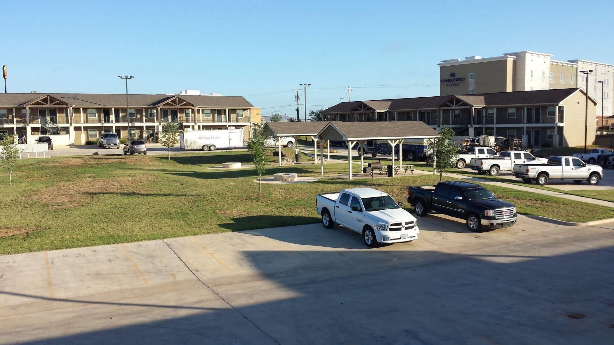 Eagle'S Den Suites Cotulla A Travelodge By Wyndham Exterior photo